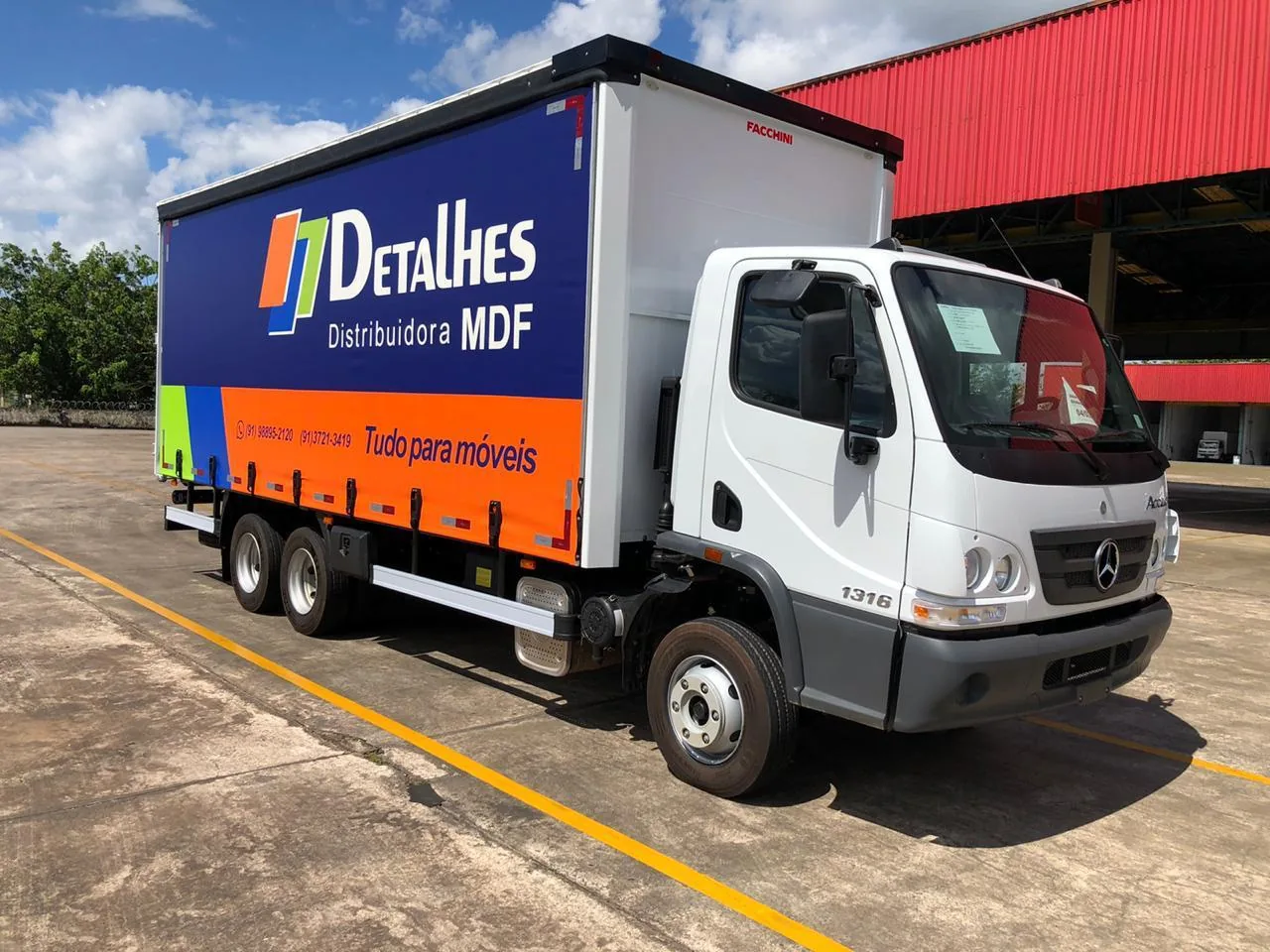 Caminhão da Detalhes Distribuidora para entrega de MDF no Pará
