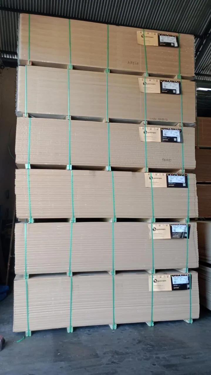 Chapas de MDF organizadas no estoque da Detalhes Distribuidora